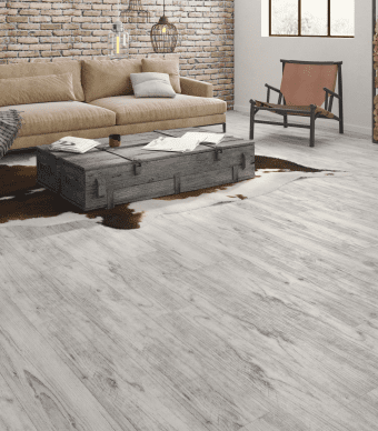 Sala com pavimento laminado de cor cinza